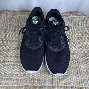 nike tanjun black outfit